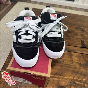 Vans mens 7.5/ women’s 9 Black and White Sneakers Knu Skool style